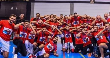 لاعبو طائرة الأهلى يدعمون مؤمن زكريا فى ليلة التتويج بالدورى