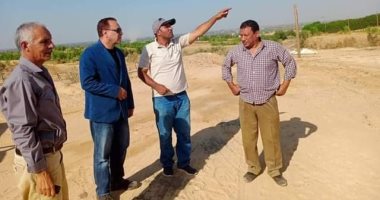 رئيس مدينة ملوى بالمنيا يتفقد موقع محطة معالجة على مساحة 16 فدانا.. صور