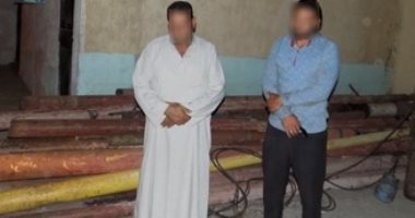ضبط موظف بالكهرباء لاستيلائه على 2.5 طن من أعمدة الانارة