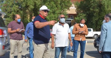 محافظ الوادى الجديد يتابع أعمال رصف طريق المدرسة اليابانية بالخارجة.. صور
