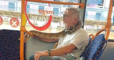 شاهد.. رجل يستخدم ثعبانا بديلا لقناع الوجه بحافلة ببريطانيا.. اعرف الحكاية