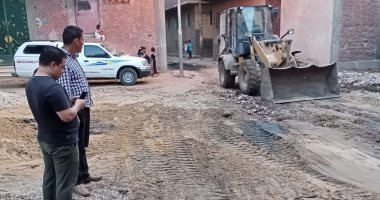 نائب رئيس مجلس المدينة ينهى أزمة المجارى فى حى البيومية بشبين القناطر 