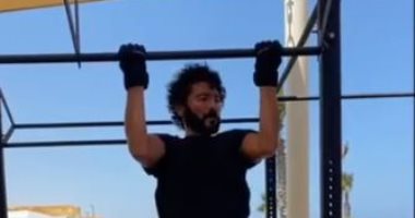 خالد النبوى يستعرض لياقته البدنية بتدريبات شاقة فى الجيم.. فيديو