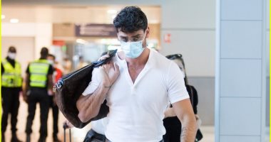 ميشيل مورونى بطل فيلم 365 Days "بالكمامة" فى مطار فرنسا 