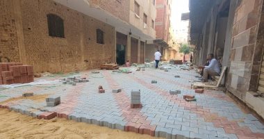 محافظة الجيزة تستكمل رصف شوارع حى الهرم غير المخططة.. صور
