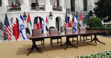 شاهد طاولة توقيع اتفاق السلام بين الإمارات وإسرائيل بحديقة البيت الأبيض