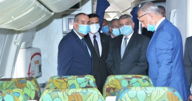 وزير الطيران يطمئن على الأعمال الفنية والصيانة خلال بجولة تفقدية لمصر للطيران