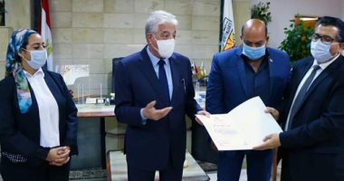 محافظ جنوب سيناء يكرم مدير عام التعليم ومديرى الإدارات التعليمية .. صور