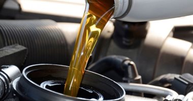 حبس عاملين لتجميعهما زيوت السيارات المستعملة وإعادة بيعها بالأميرية