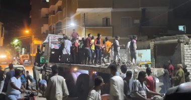 انتشال سيارة نقل ثقيل ابتلعها هبوط أرضى وسط مدينة إسنا جنوب الأقصر