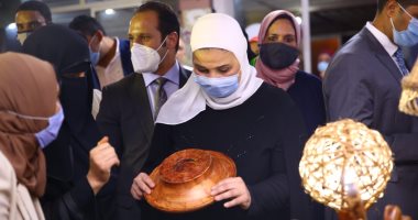 وزيرة التضامن الاجتماعى تزور معرض الأسر المنتجة برأس التين فى الإسكندرية
