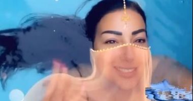 سمية الخشاب تودع آخر الأيام الصيفية بصورة فى حمام السباحة 