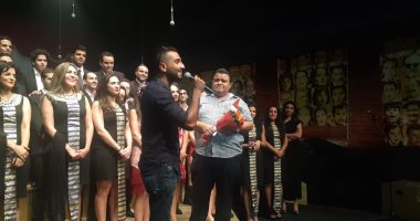 محمد الشرنوبي يغني أغنية فيلم "الممر" في عرض  سينما مصر.. والجمهور تصفيق حار 