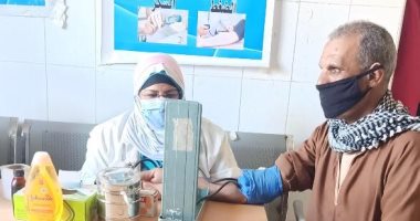 توقيع الكشف الطبى على 1496 حالة ضمن قافلة بقرية جبل الطير في المنيا