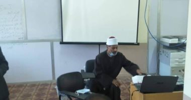 رئيس المنطقة الأزهرية بالإسكندرية يتفقد تدريب المعلمين