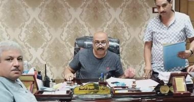 رئيس حي الضواحى يجتمع مع الباعة الجائلين لبحث مشاكل الإشغالات