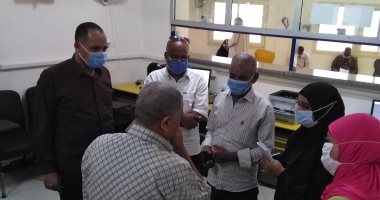 رئيس مدينة القصير يتفقد المركز التكنولوجي خلال عمليات التقدم بطلبات التصالح