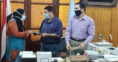 محافظ كفر الشيخ يشهد تسليم 10 عقود تقنين أراض أملاك الدولة للمستفيدين "صور"