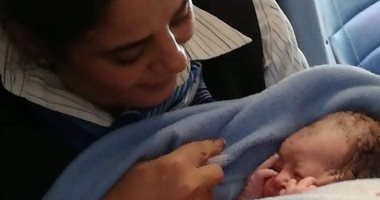 "مصر للطيران" تهدى مولودة على طائرتها تذكرة سفر مدى الحياة
