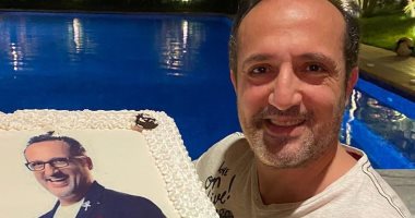 شريف مدكور يحتفل بعيد ميلاده الـ48 بصورته على "تورتة"