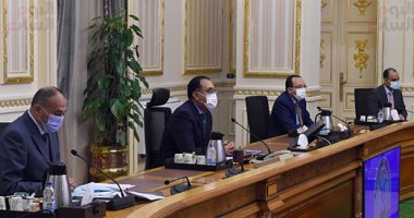 رئيس الوزراء يستعرض مع محافظ الوادى الجديد أهم المشروعات الجارى تنفيذها بالمحافظة.. تخصيص 1000 فدان لاستغلالها بمشروعات البحث العلمى والزراعة.. وإنشاء مجمع حكومى متكامل.. وإصلاح شبكات الصرف أبرز محاور الاجتماع