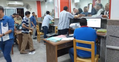 إقبال المواطنين على المراكز التكنولوجية لتقديم طلبات التصالح بأسيوط.. صور