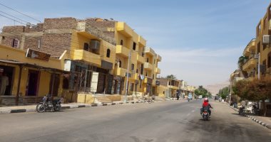 صور.. مدينة القرنة تستكمل دهان واجهات منازل المسار السياحى وحملات نظافة مكثفة