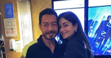 ملك وليلى تهنئان والدهما أحمد زاهر على عرض فيلمه الجديد