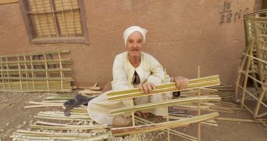 أقدم صانع أثاث من جريد النخيل يؤكد استمراره فى تعليم المهنة لأحفاده.. صور 