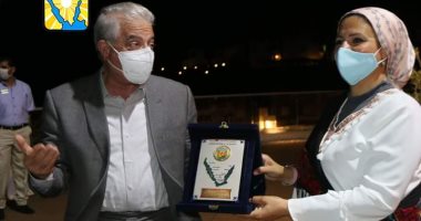 محافظ جنوب سيناء يشيد بأعمال رسم الجداريات لطلبة قسم الزجاج بـ"فنون حلوان"