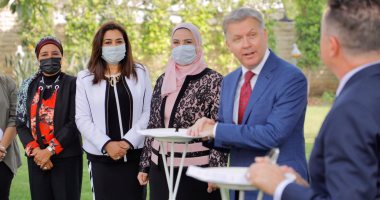 تكريم محافظ دمياط ضمن أفضل 10 سيدات تميزا فى تحقيق استراتيجية "بناء مصر أقوى" ..صور