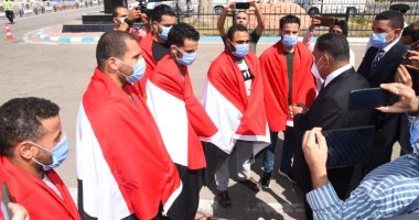 محافظ مطروح يستقبل العائدين من ليبيا بعد تدخل السلطات المصرية والإفراج عنهم..صور