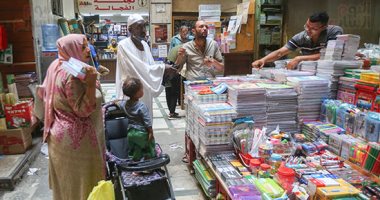 الفجالة تستعد للعام الدراسى الجديد بأحدث المستلزمات.. أكبر سوق للأدوات المدرسية يستعيد نشاطه مع اقتراب الدراسة.. انخفاض الأسعار بنسبة 10% مقارنة بالعام الماضى.. ورسومات صلاح وميسى تنتشر على حقائب الأطفال.. صور