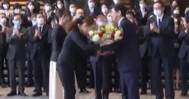 شينزو آبى يغادر مقر الحكومة اليابانية للمرة الأخيرة وسط تصفيق الحضور.. فيديو