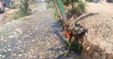 تطهير مصرف "أم الشوك" بمركز ومدينة ههيا من تراكمات القمامة.. صور