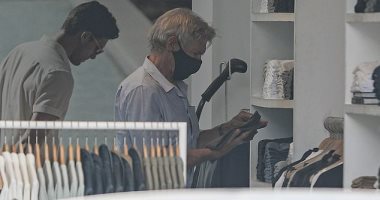 هاريسون فورد يختار ملابسه بنفسه من داخل محل بدل.. صور