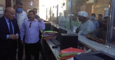 التوافد على المركز التكنولوجى بالمنشأة فى سوهاج لتقديم طلبات التصالح.. صور
