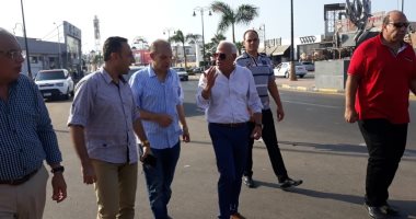 محافظ بورسعيد يطالب أصحاب المحال بشارع عاطف السادات بمنع الإشغالات.. صور