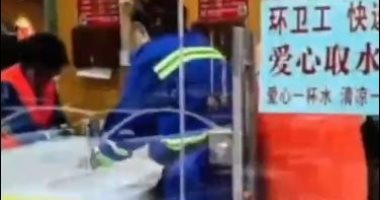 مطعم صينى يبنى غرفة لغسل أيدى عمال النظافة والتوصيل للوقاية من كورونا.. فيديو