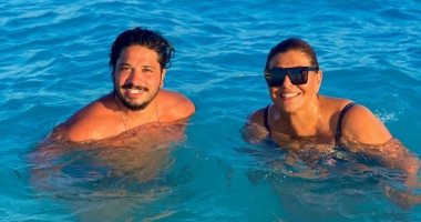 لقيته منعنع.. هالة صدقى تعلق على صورتها مع مصطفى حجاج فى البحر