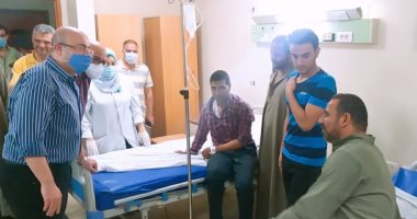 محافظ بنى سويف يطمئن على المصابين بحالات لشتباه تسمم غذائى.. صور 