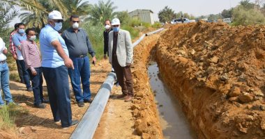 محافظ الوادى الجديد يتابع أول تجربة للتحول من رى بالغمر إلى الرى الحديث