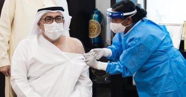 وزير الصحة الإماراتى يتلقى الجرعة الأولى من لقاح كورونا.. صور