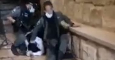 شاهد الشرطة الإسرائيلية تحاول قتل فلسطينيا على طريقة "جورج فلويد"