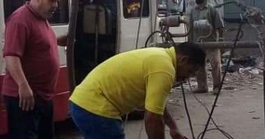 إصلاح عمودين إنارة بعد سقوطهما فى مدينة الزقازيق "صور"