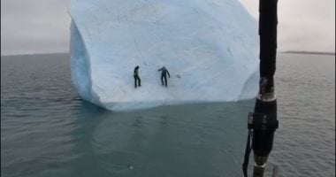 لحظة سقوط جبل جليدى على مغامرين فى القطب الشمالى.. فيديو