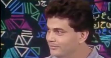 شاهد.. عمرو دياب يقلد معلقى كرة القدم بلقاء نادر فى بدايته الفنية