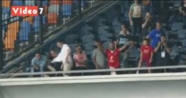 جماهير الأهلى تهنئ لاعبيها بالتتويج بالدورى بعد لقاء المقاصة