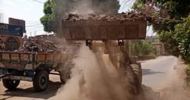 صور.. رفع 30 طن مخلفات نواتج تطهير الترع فى مدينة القرنة غرب الأقصر