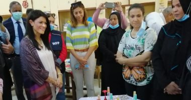 وزيرة التعاون الدولى وقيادات برنامج الأغذية العالمى يزورون مدرسة بالأقصر